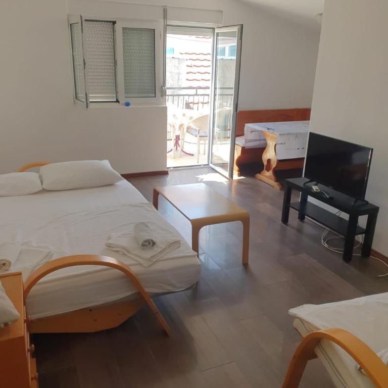 Sea View Apartments - Two-Bedroom Apartment with Balcony and Sea View - 9