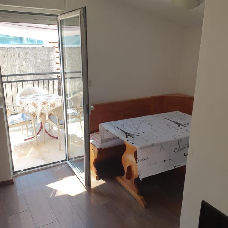 Sea View Apartments - Two-Bedroom Apartment with Balcony and Sea View - 4