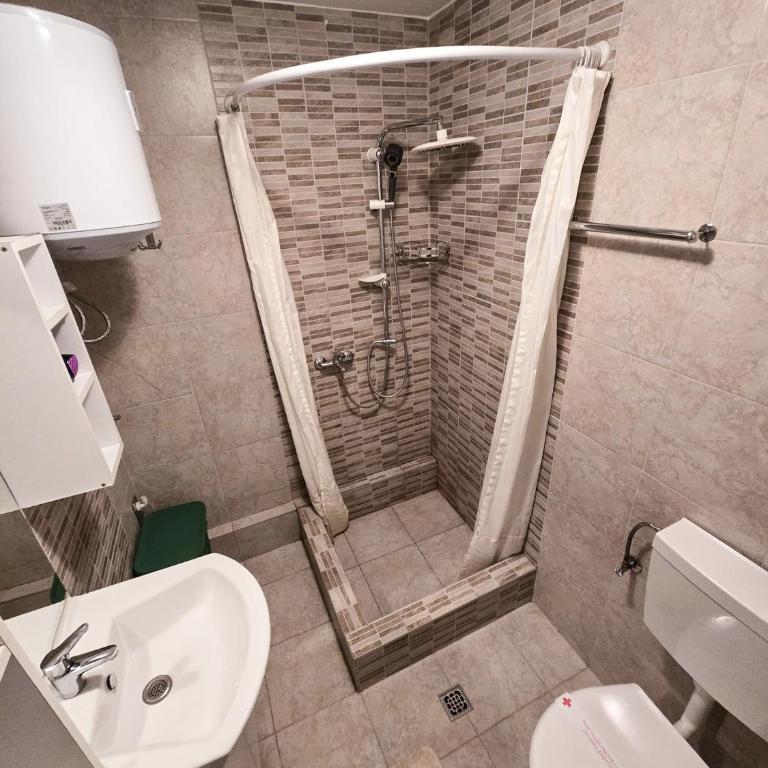 Guest House Time Out - Dvokrevetna Soba sa Bračnim Krevetom i Sopstvenim Kupatilom - 12