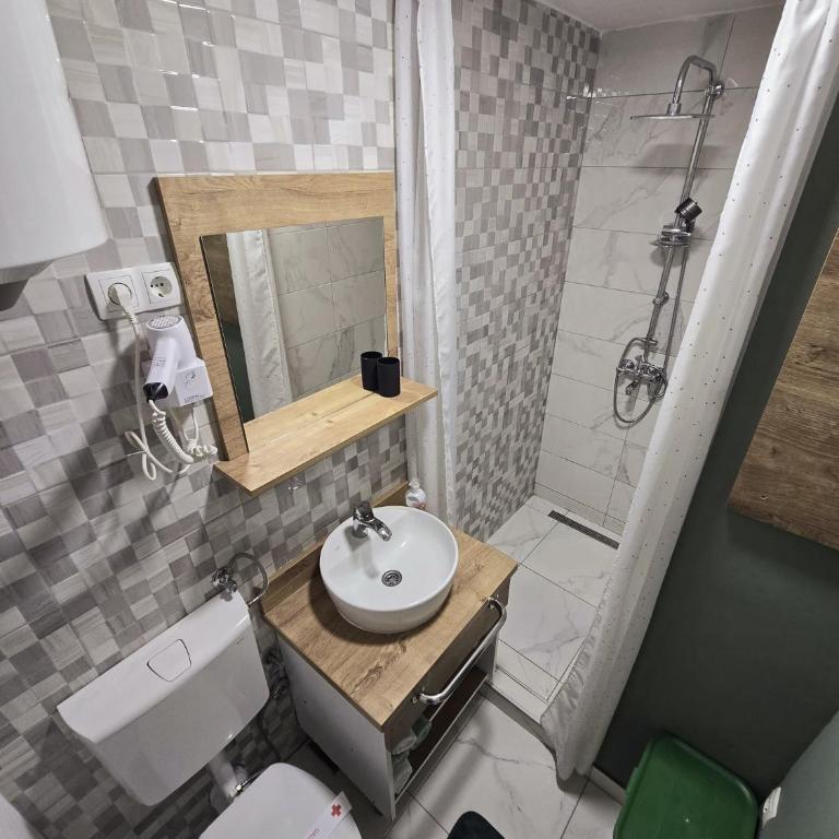 Guest House Time Out - Deluks Dvokrevetna Soba sa Bračnim Krevetom - 9