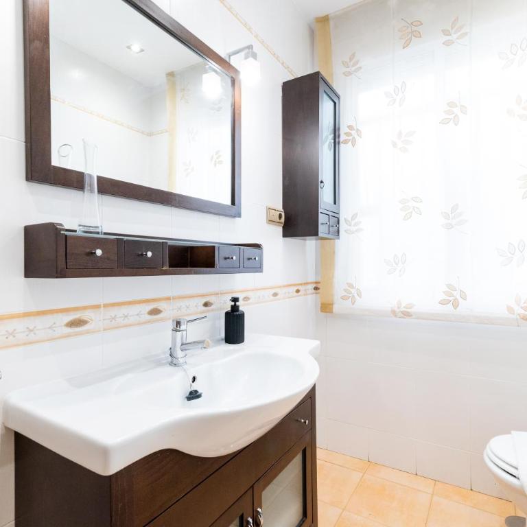 Wekey Homes Centrico y Familiar, Parking Incluido - Three-Bedroom Apartment - 60
