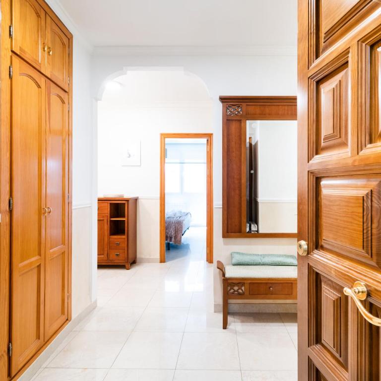 Wekey Homes Centrico y Familiar, Parking Incluido - Three-Bedroom Apartment - 55