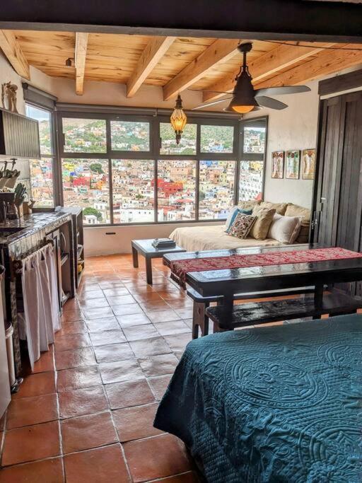 Spacious Studio Boasting Breathtaking Views - Studio - 1