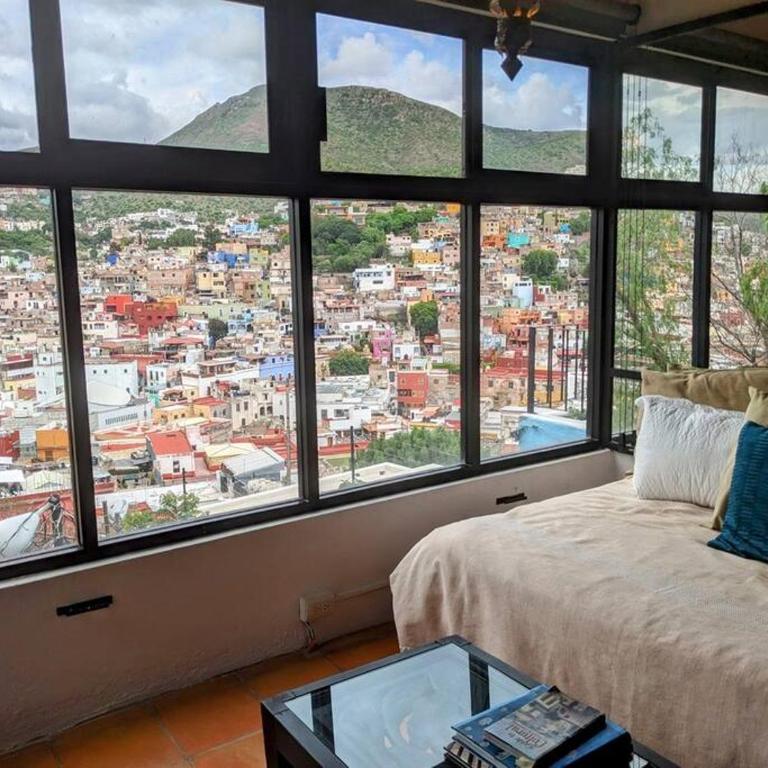 Spacious Studio Boasting Breathtaking Views - Studio - 8