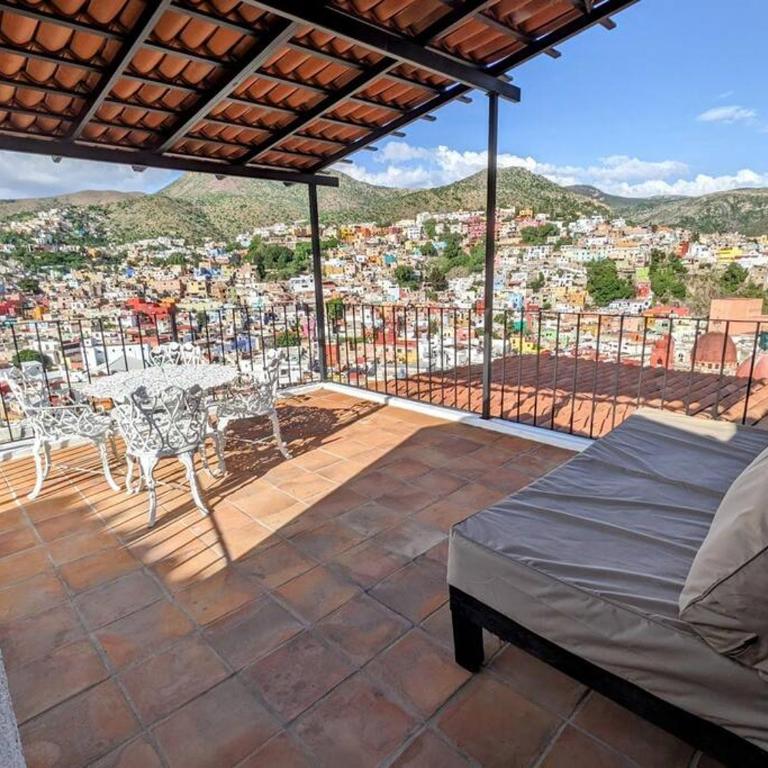Spacious Studio Boasting Breathtaking Views - Studio - 10