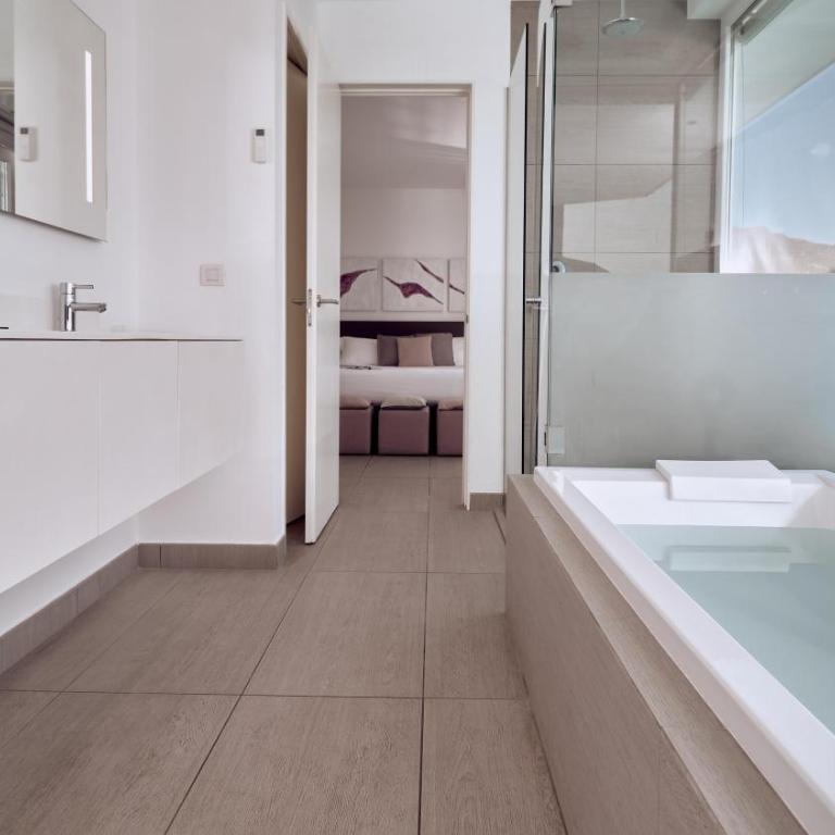 Domes Baobab Suites - Suite Divinity Mar de 1 dormitorio con piscina privada, bañera de hidromasaje y vistas al mar - 1