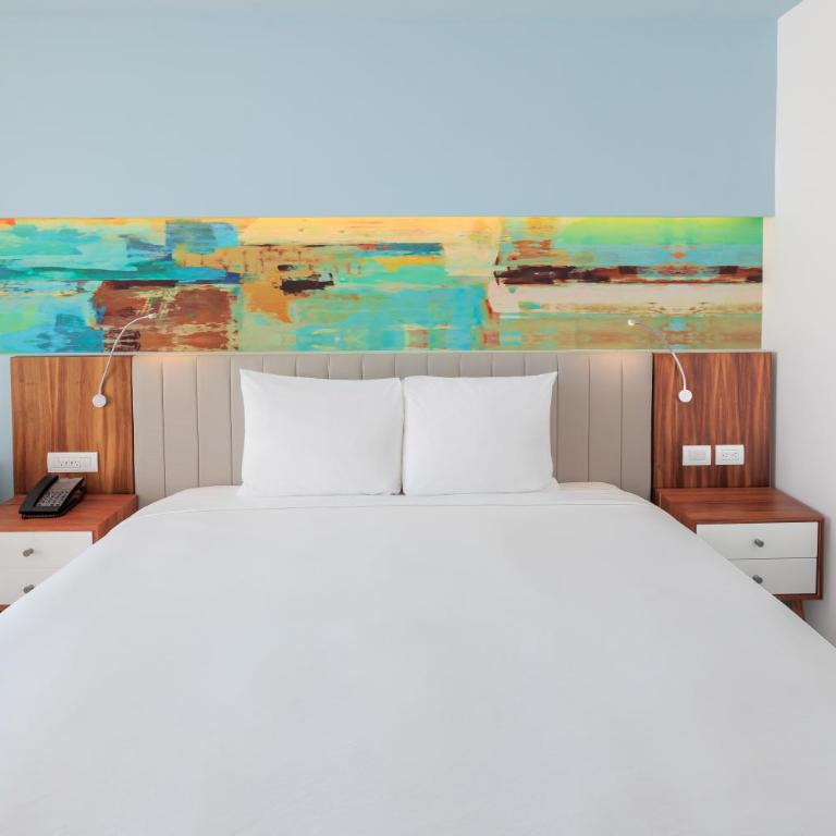 Courtyard by Marriott Mazatlan Beach Resort - Deluxe King Room with Terrace and Ocean View - 1