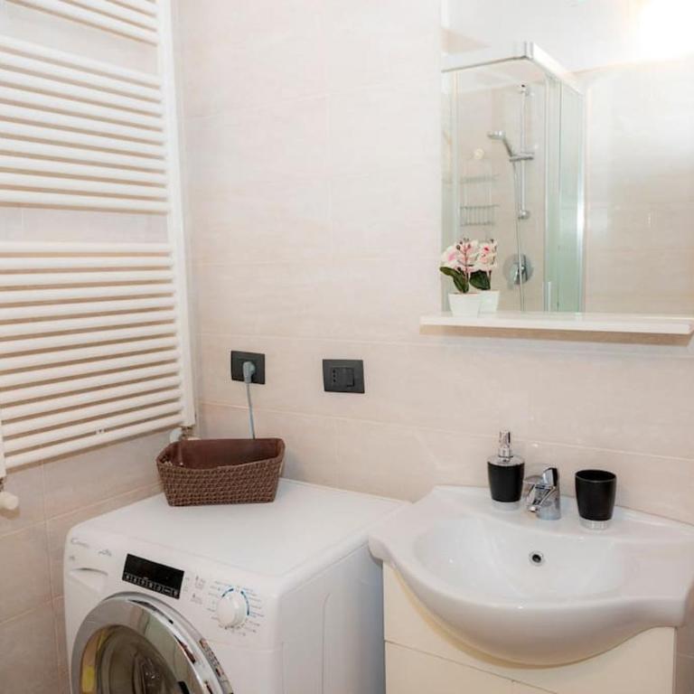 Medieval City Centre - Modern Suite with AC, Smart TV & WiFi - One-Bedroom Apartment - 5