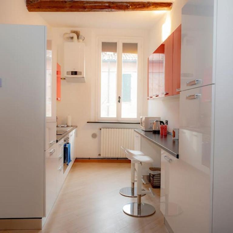 Medieval City Centre - Modern Suite with AC, Smart TV & WiFi - One-Bedroom Apartment - 8