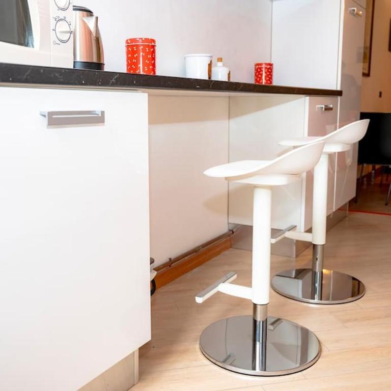 Medieval City Centre - Modern Suite with AC, Smart TV & WiFi - One-Bedroom Apartment - 3