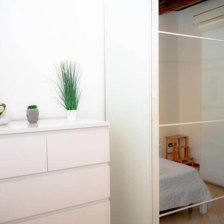 Medieval City Centre - Modern Suite with AC, Smart TV & WiFi - One-Bedroom Apartment - 19