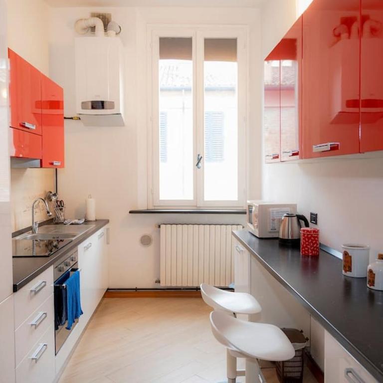 Medieval City Centre - Modern Suite with AC, Smart TV & WiFi - One-Bedroom Apartment - 2