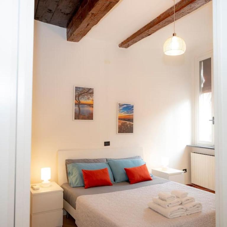 Medieval City Centre - Modern Suite with AC, Smart TV & WiFi - One-Bedroom Apartment - 10