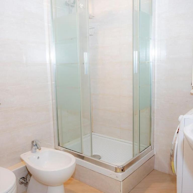 Medieval City Centre - Modern Suite with AC, Smart TV & WiFi - One-Bedroom Apartment - 9