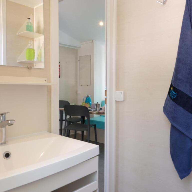 Happy Camp mobile homes in Camping Sènia Cala Canyelles - Casa Móvil Premium - 11