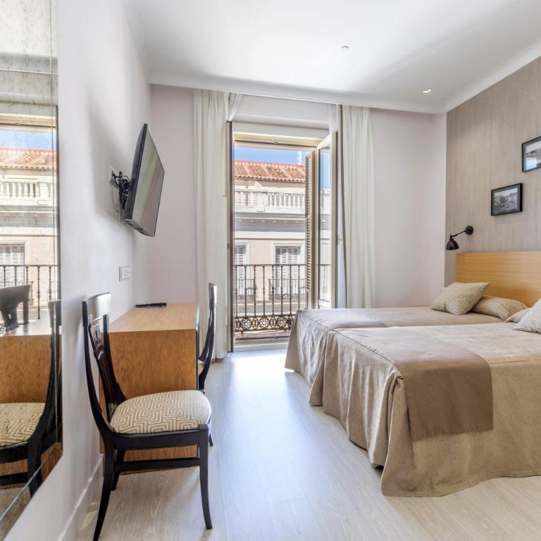 Hotel Europa - Two Connecting Double Rooms with Puerta del Sol View - 6