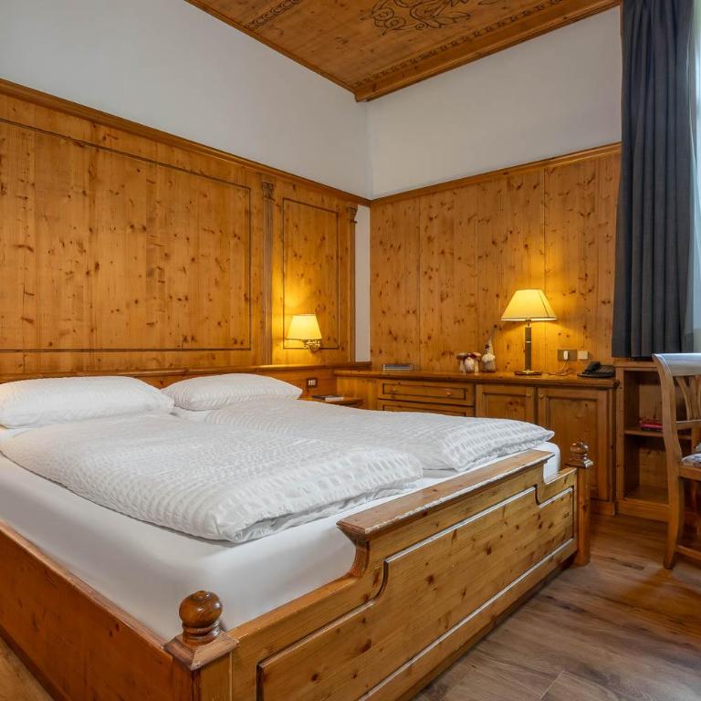 Hotel Vioz - Camera Familiare con Vista Montagna - 2