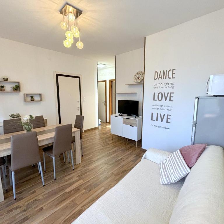 Last Minute Booking - Appartamento con 2 Camere da Letto - 2