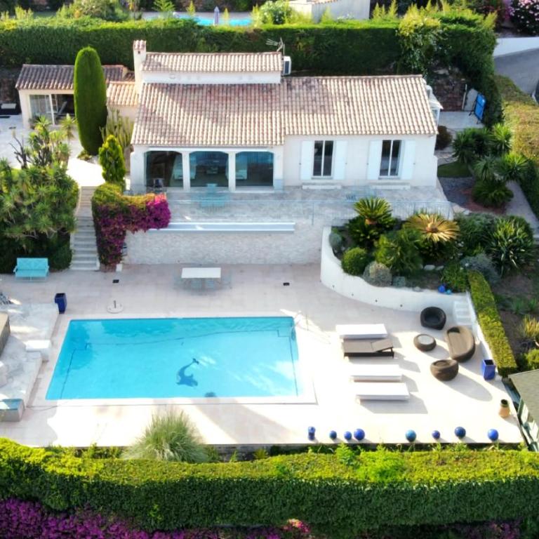 Luxe et calme avec vue mer panoramique à Antibes - Villa avec Piscine Privée - 2
