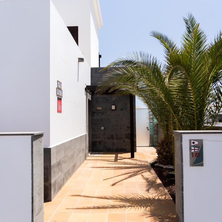 Beautiful and luxurious villa with heated pool and free Wi-Fi in Playa Blanca. - Two-Bedroom Villa - 5