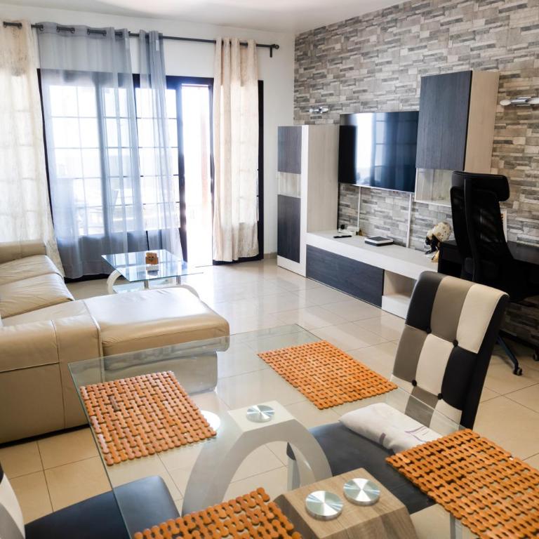 Beautiful and luxurious villa with heated pool and free Wi-Fi in Playa Blanca. - Two-Bedroom Villa - 20