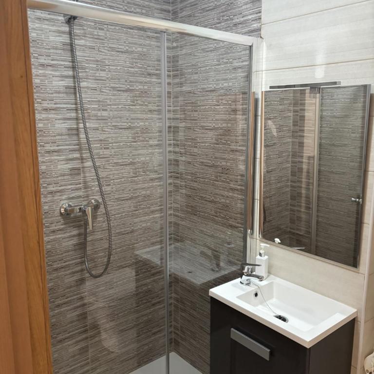 Apartamentos Mayte - Estudio con 1 cama grande - 4