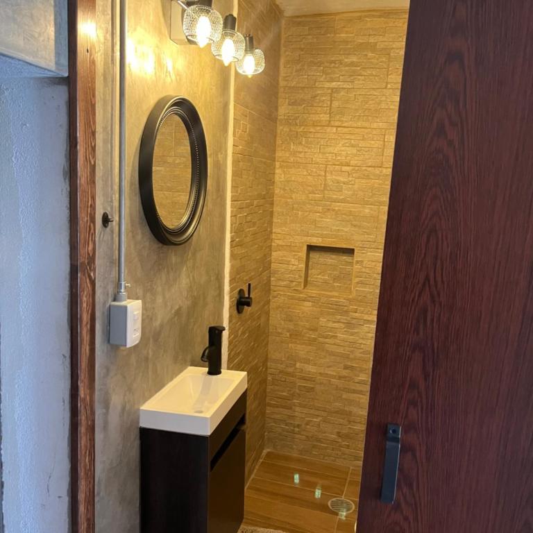 A pasos del mercado y centro histórico, diseño industrial - One-Bedroom Apartment - 13