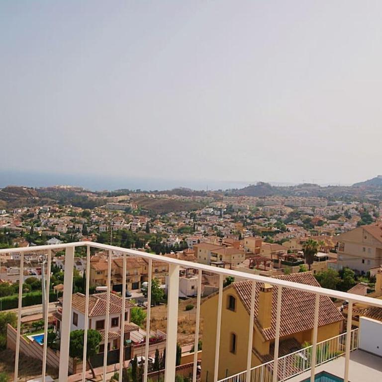 New, spacious villa with amazing views - Villa - 77