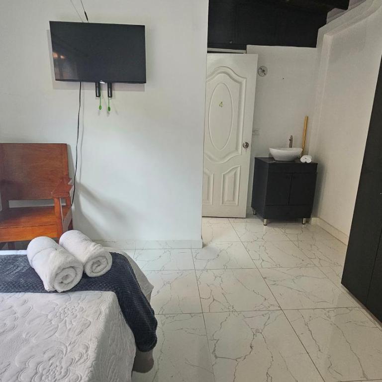 Casa Colibrí 304 Envigado - Habitación Doble con baño privado - 2