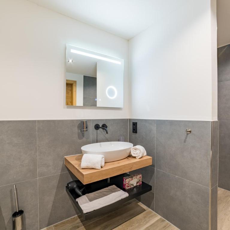 Bergzeit - Hotel & Appartements - Apartment mit 1 Schlafzimmer und Aussicht - 6