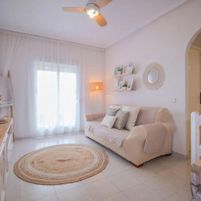 Apartamento en Torrevieja con Piscina y a 100 metros de la playa - Two-Bedroom Apartment - 14
