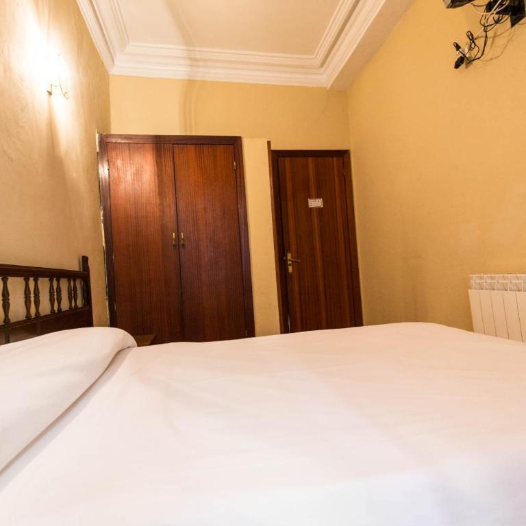 Pension Iberia - Double Room with Shared Toilet - 3
