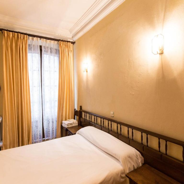 Pension Iberia - Double Room with Shared Toilet - 4
