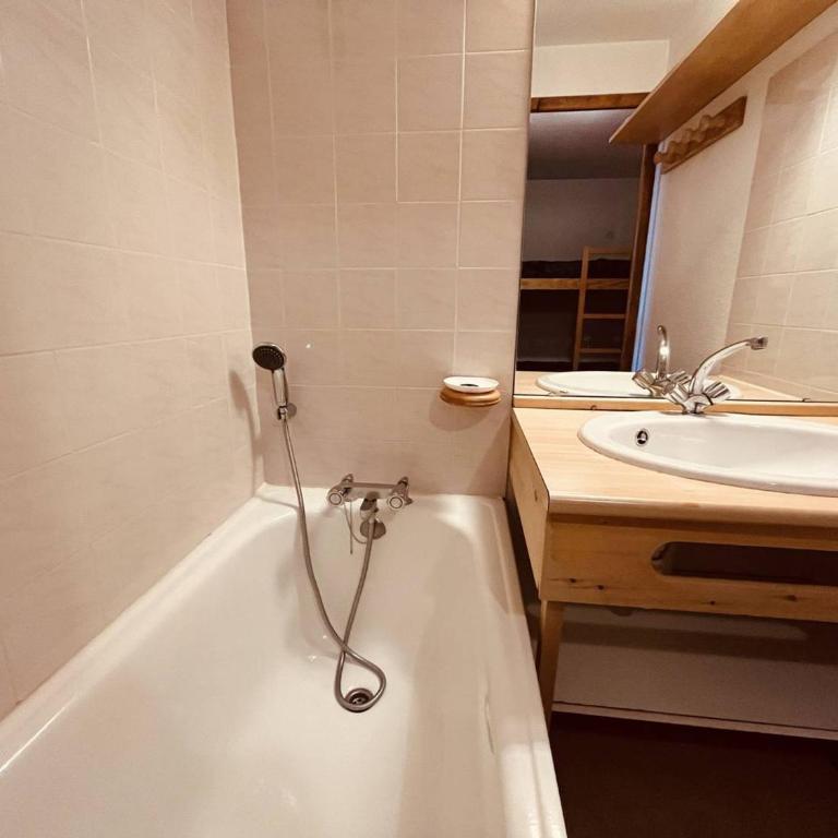 Vallandry - Bel Apt 2 Pièces, 5 Pers, Accès Direct Pistes - FR-1-757-114 - Appartement - 4