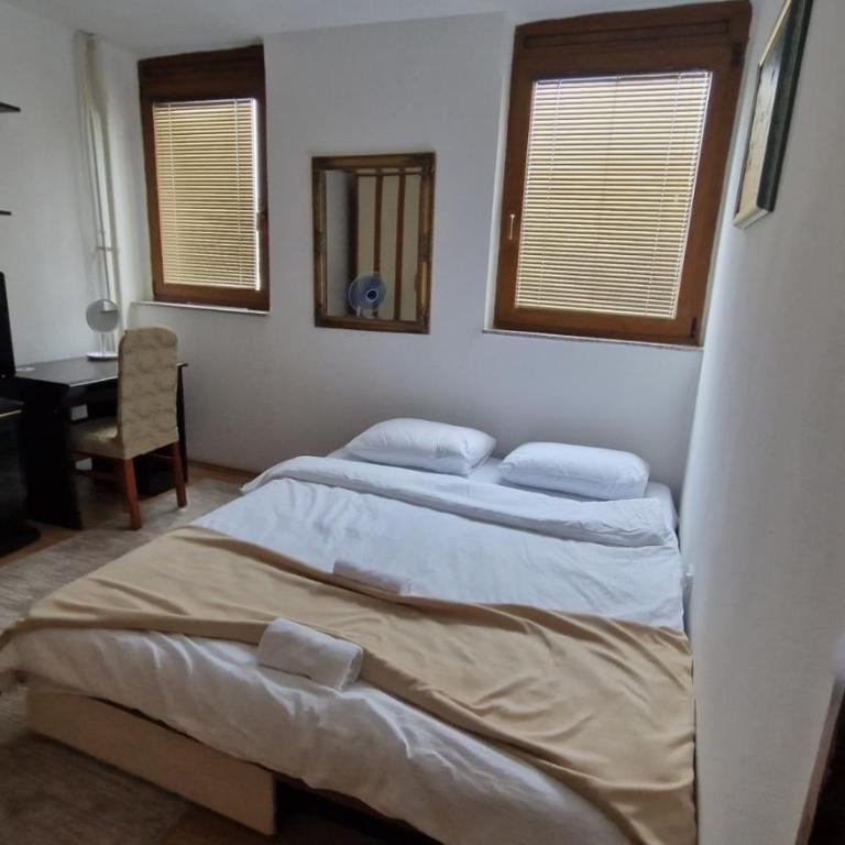 Room near University Campus in Sarajevo - Rooms Sarajevo - Dvokrevetna Soba sa Bračnim Krevetom i Zajedničkim Kupatilom - 3
