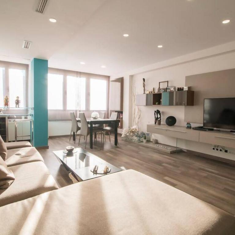 Céntrico y reformado con estilo - Two-Bedroom Apartment - 2