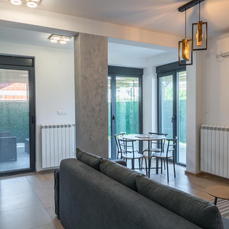 Apartmani Putnik - Deluks Dvokrevetna Soba sa Bračnim Krevetom - 16