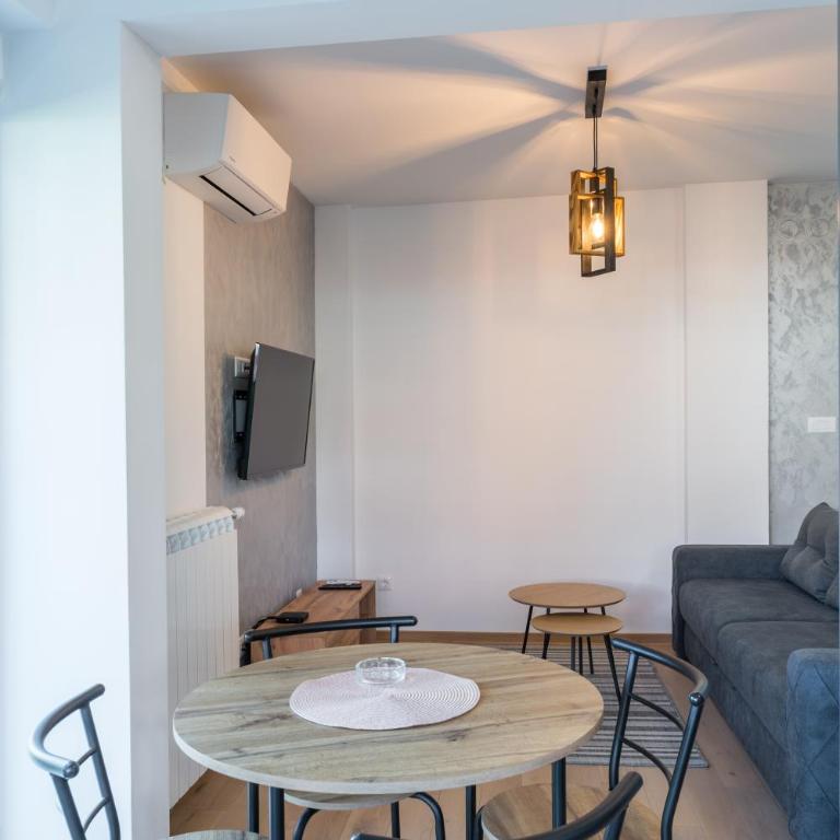 Apartmani Putnik - Deluks Dvokrevetna Soba sa Bračnim Krevetom - 10