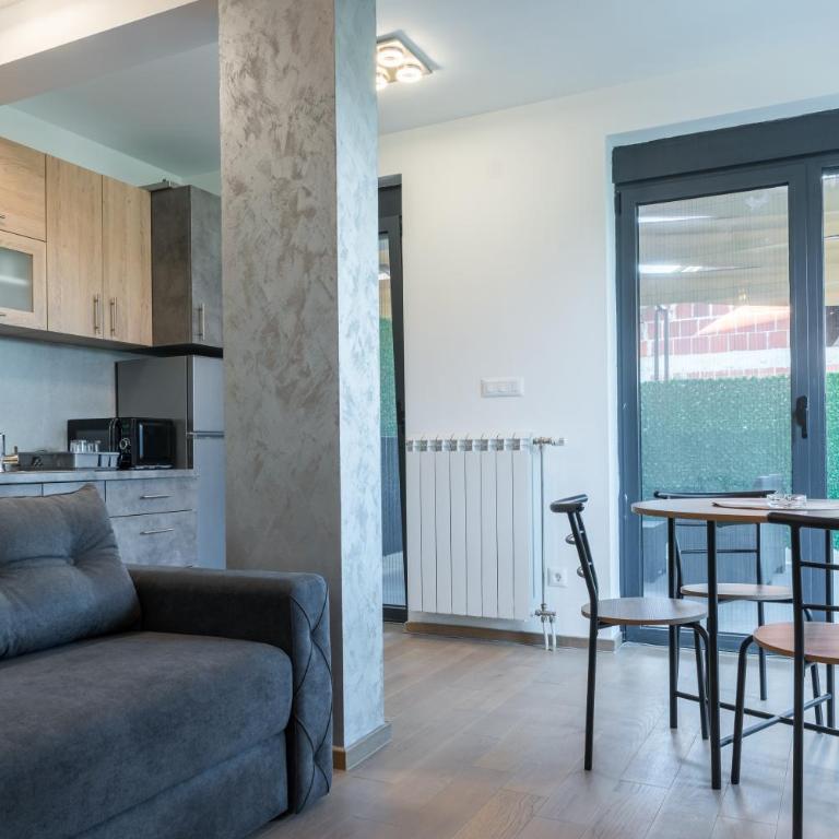 Apartmani Putnik - Deluks Dvokrevetna Soba sa Bračnim Krevetom - 1