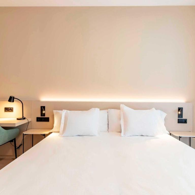 HQ Arena Hotel - Deluxe Double or Twin Room - 5