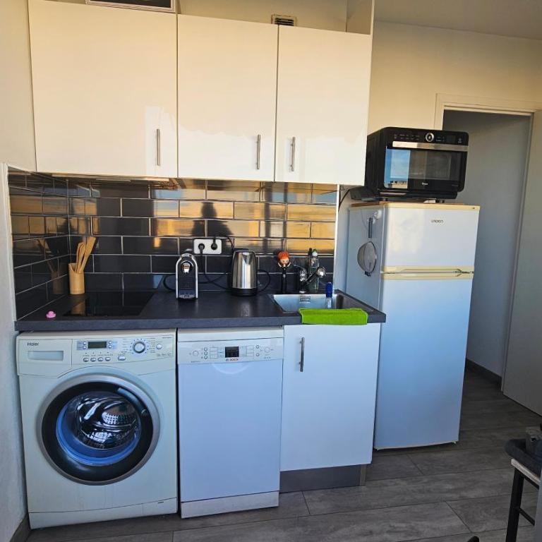 CHARMING STUDIO wiTH PRIVATE PARKING - Appartement 1 Chambre - 9