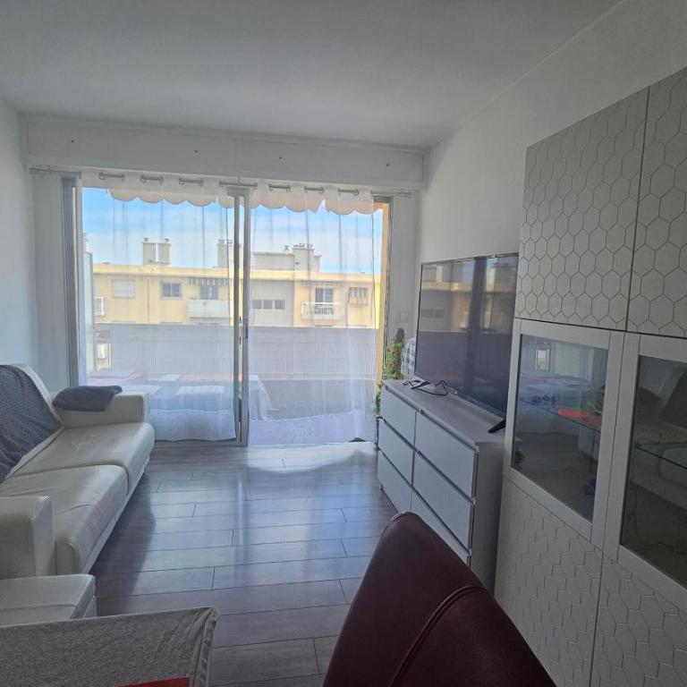 CHARMING STUDIO wiTH PRIVATE PARKING - Appartement 1 Chambre - 11