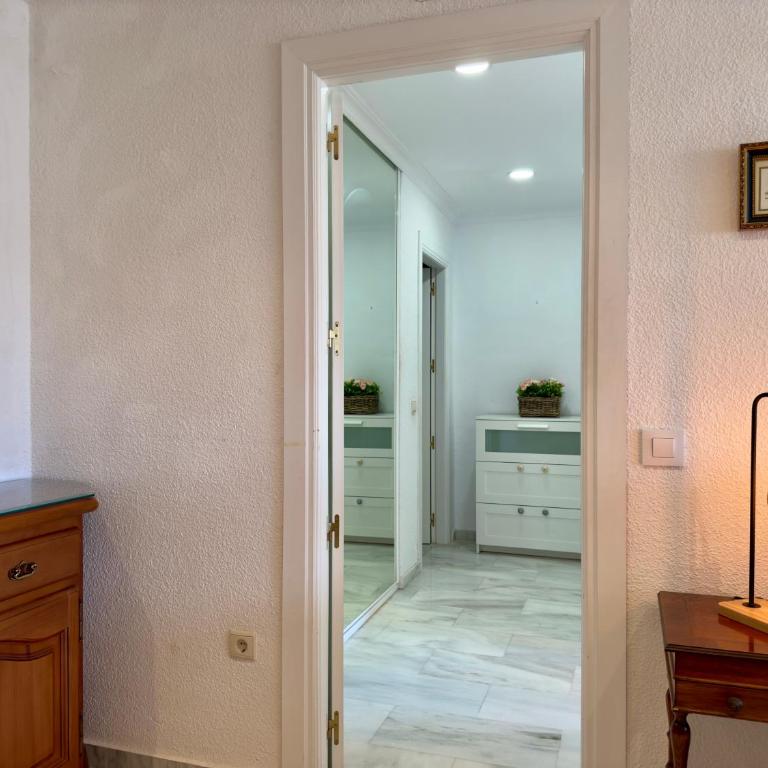 Apartamento con vistas al mar y piscina en Benalmadena - Apartamento de 2 dormitorios - 16