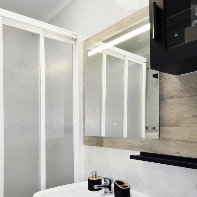 Hand Made Suite - Suite con cama grande y vistas a la piscina - 12