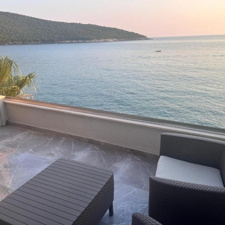 ALOHA Beach front Vacation Rental - One-Bedroom Apartment - 10