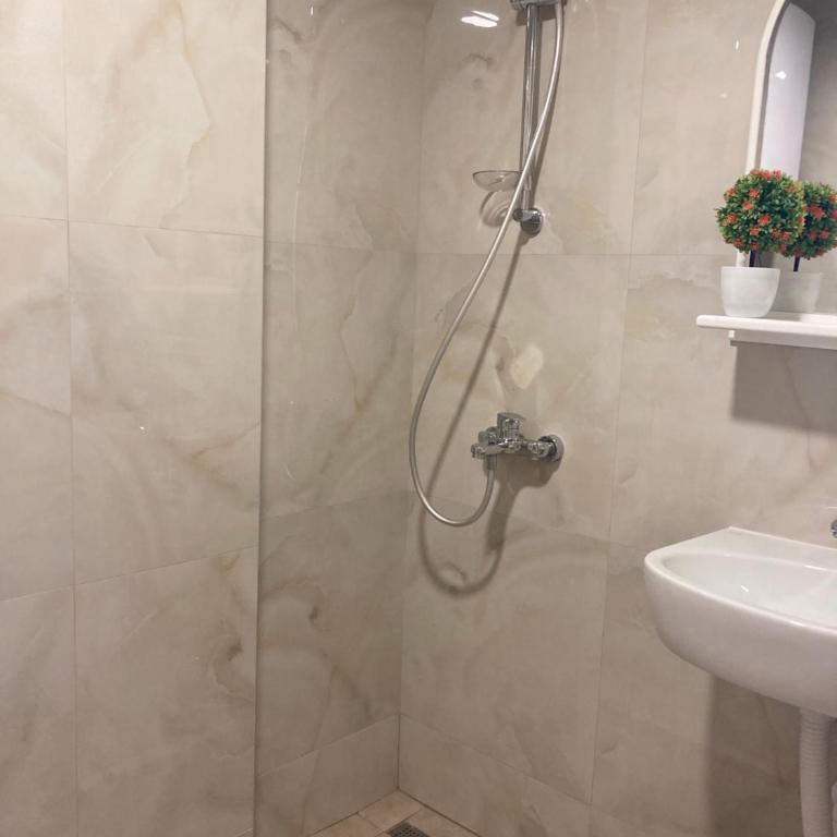 Apartments Milicevic - Double Room with Balcony and Sea View - 9