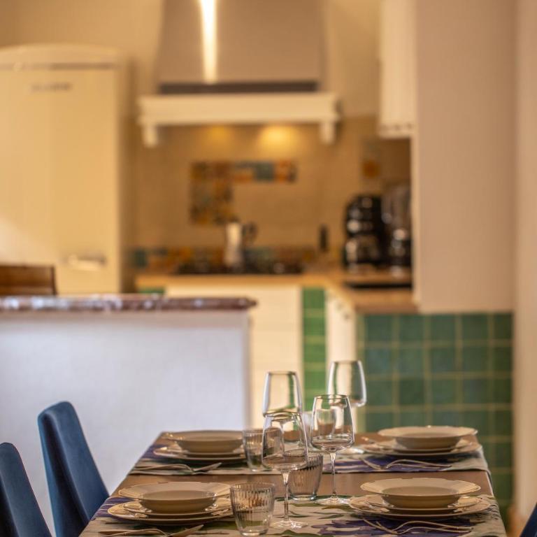Casa di Regina - City Center, Completely Renovated, Historical - Three-Bedroom Villa - 10