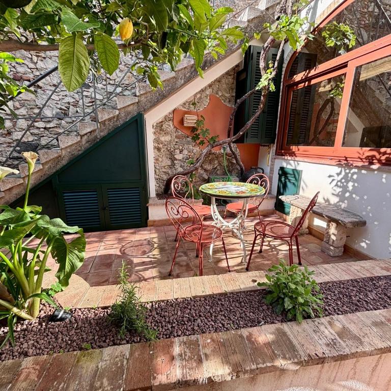 Casa di Regina - City Center, Completely Renovated, Historical - Three-Bedroom Villa - 7