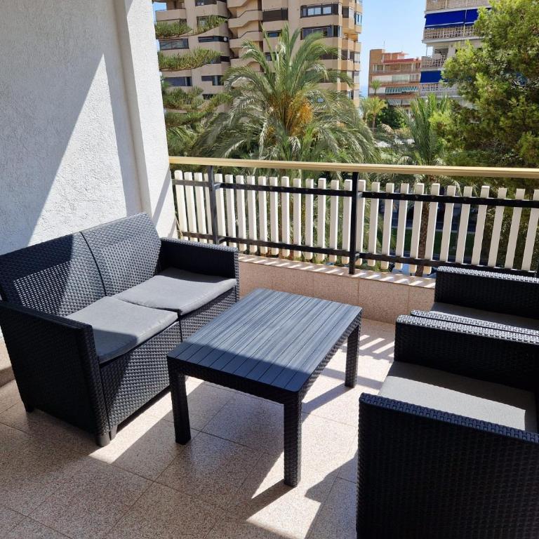 Luminoso apartamento reformado con gran terraza a 2 mins a pie de la playa de San Juan - Two-Bedroom Apartment - 1