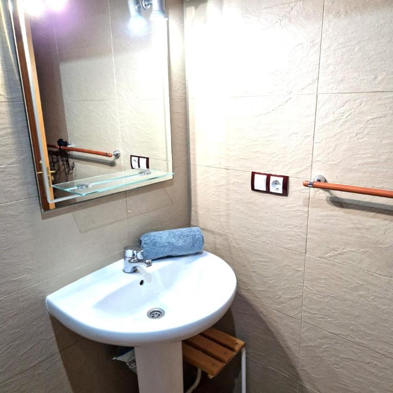 Luminoso apartamento reformado con gran terraza a 2 mins a pie de la playa de San Juan - Two-Bedroom Apartment - 11